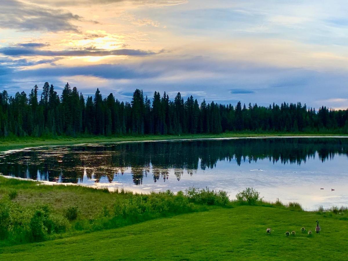 Schott'S Lake Conference & Resort Sundre Exteriör bild